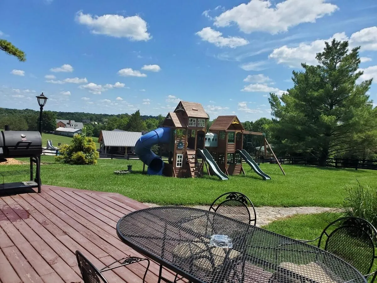 Renovated 1847 Log Home Луисвилл США