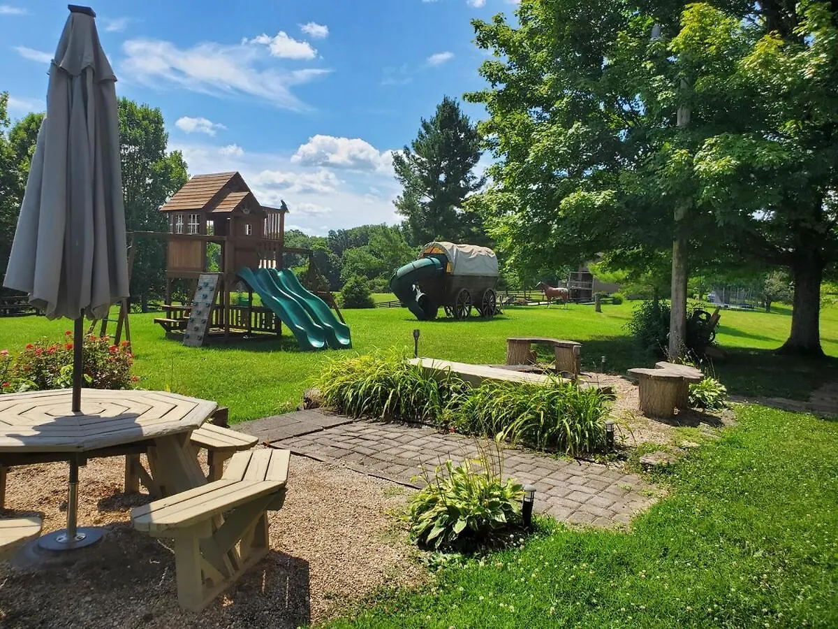 Renovated 1847 Log Home Луисвилл
