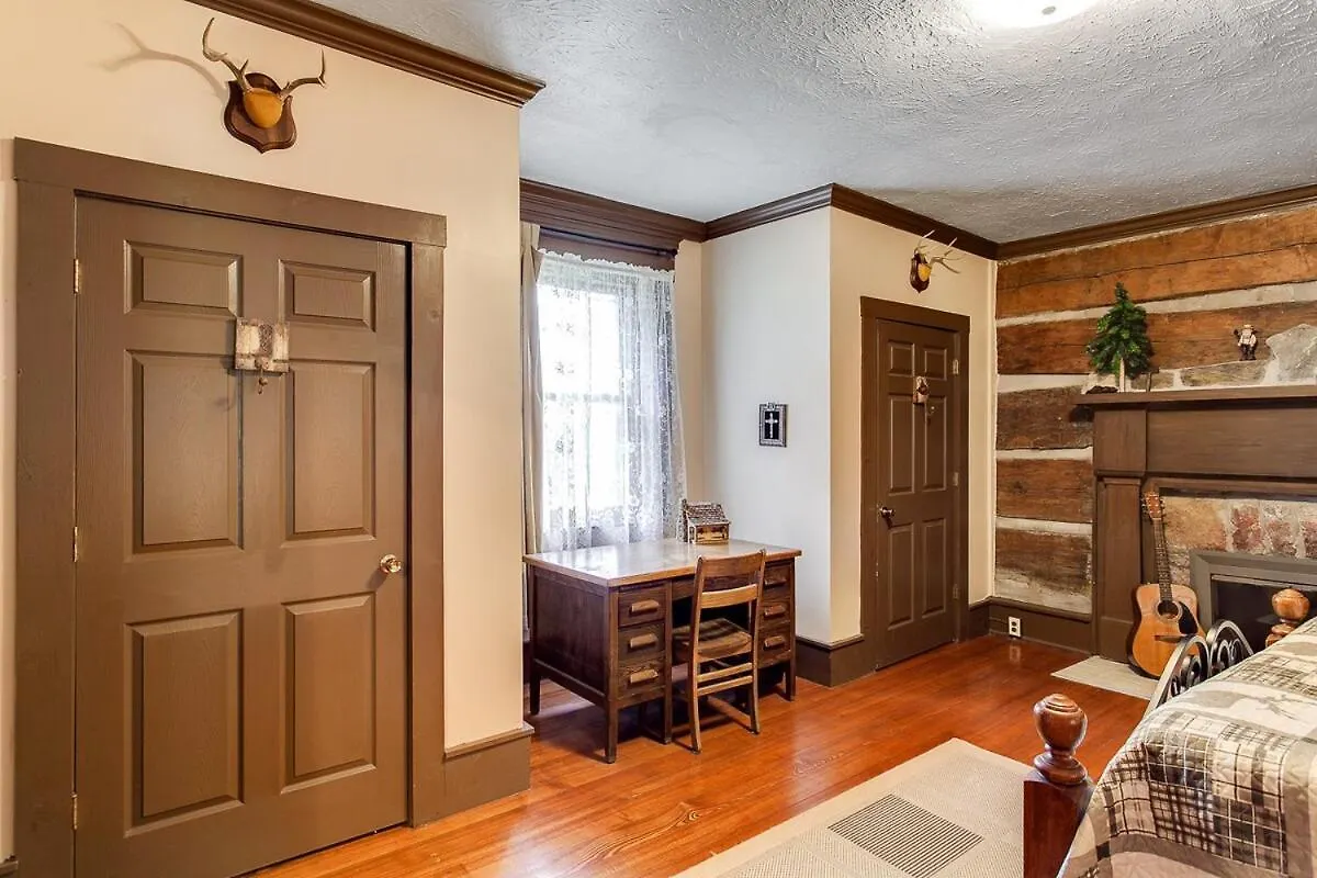 Renovated 1847 Log Home Луисвилл