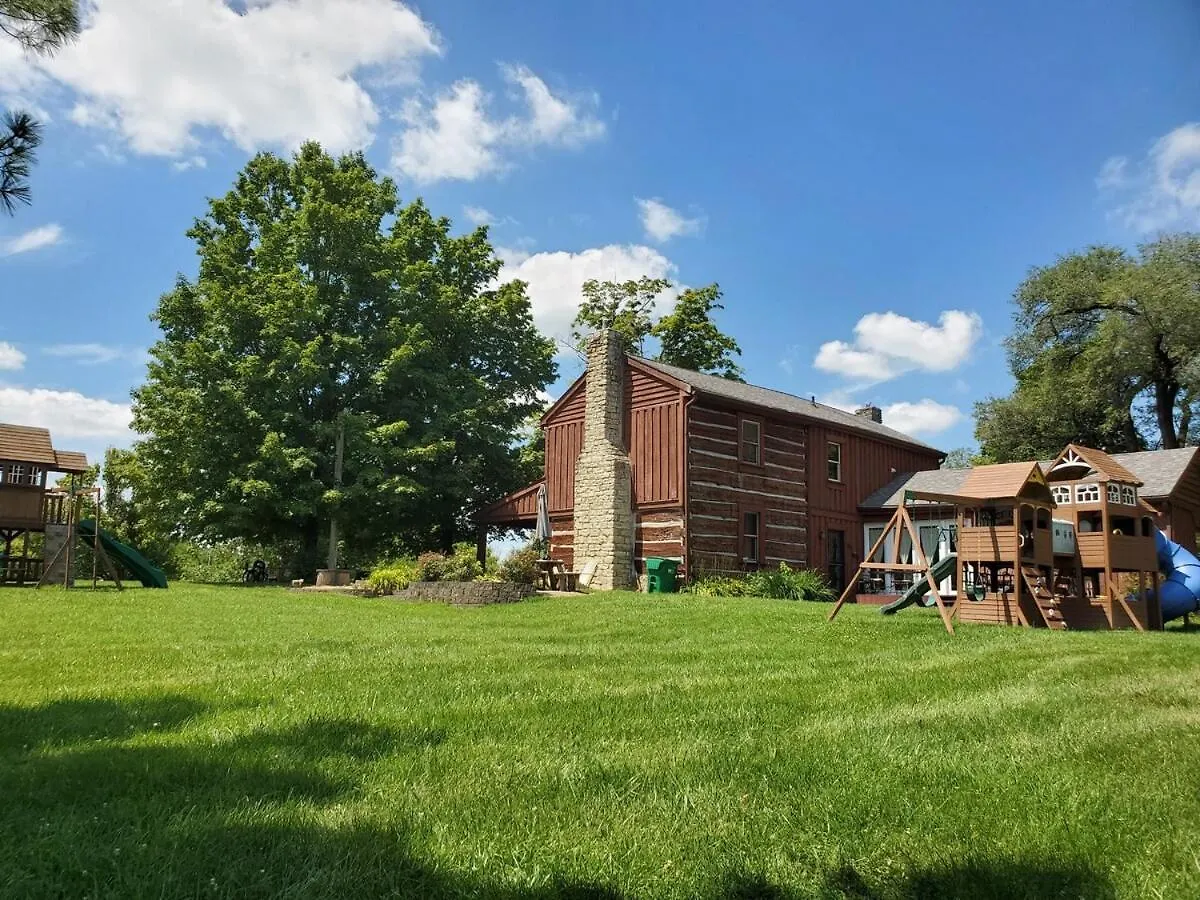 Renovated 1847 Log Home Луисвилл США
