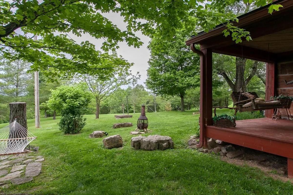Renovated 1847 Log Home Луисвилл