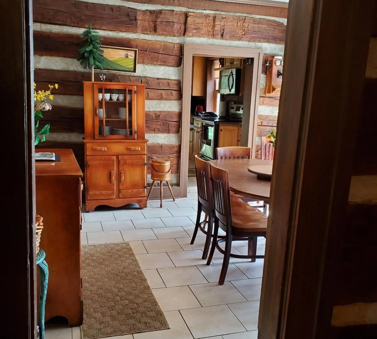 Renovated 1847 Log Home Луисвилл