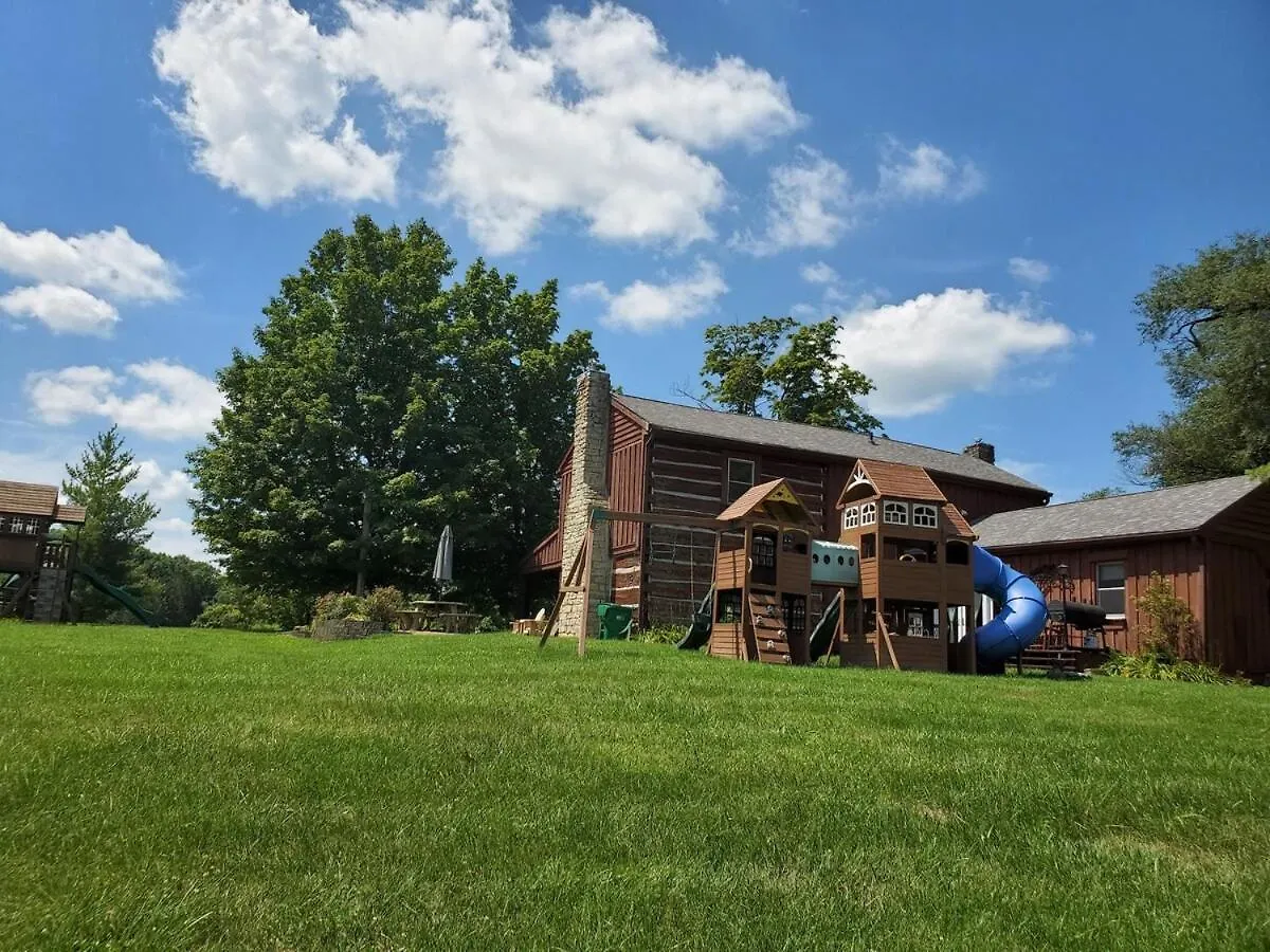 Renovated 1847 Log Home Луисвилл
